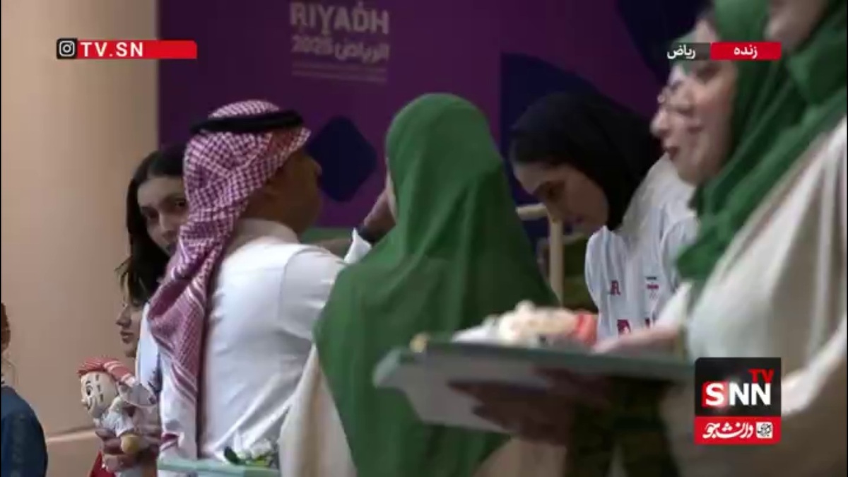 لحظه اهدای مدال به ملیکا میرحسینی