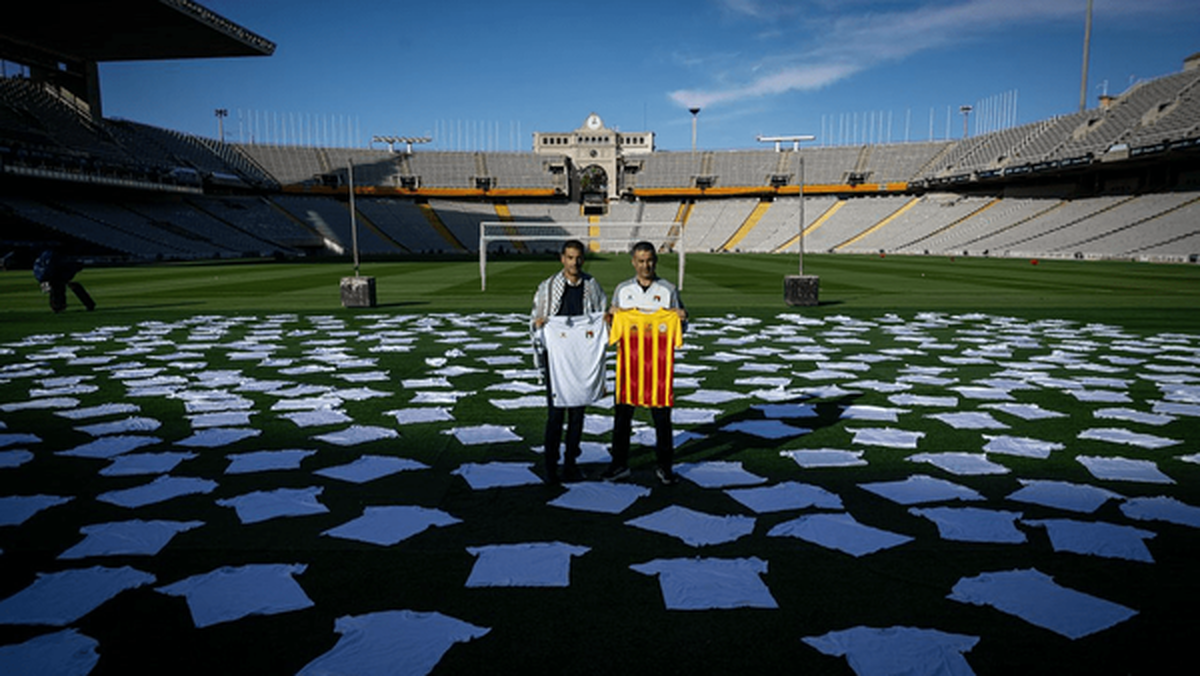 یادبود نمادین برای ۴۰۰ فوتبالیست شهید شده در جنگ غزه پیش از دیدار خیریه کاتالونیا و فلسطین