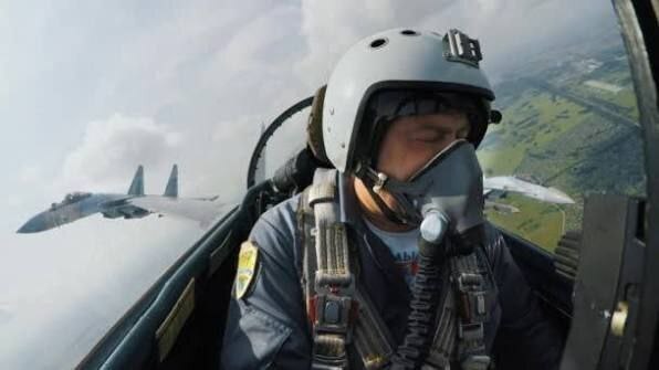 تصویر خلبان ارتش ایران با نماد سوخو-۳۵ ؛ یک گام تا پرواز نهایی