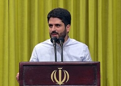 شعرخوانی محمد رسولی در مراسم رونمایی از تقریظ رهبر انقلاب؛ بی فاطمه (س) جبرئیل هم نازل نمی‌شد + فیلم