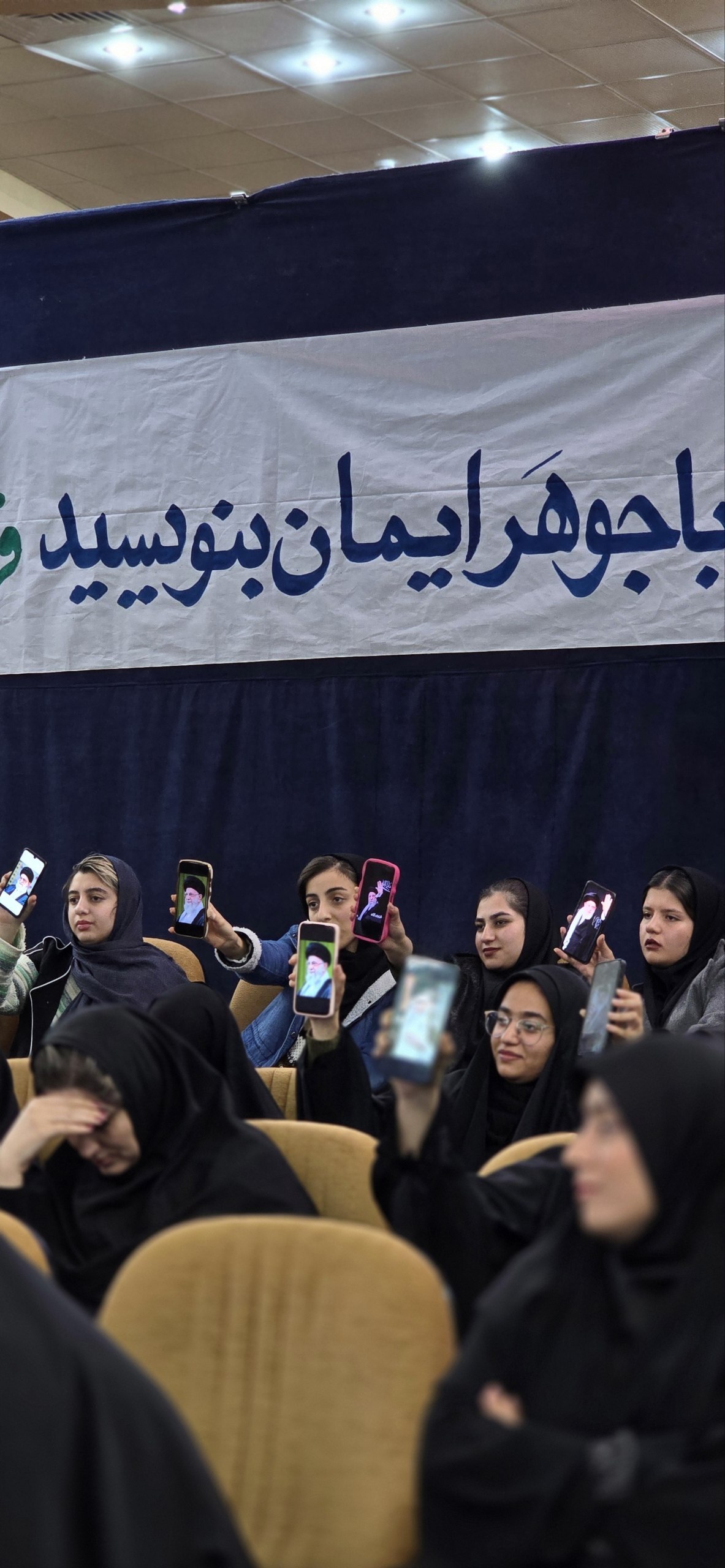 دانشجویان دختر شیرازی عکس رهبری را بالا بردند
