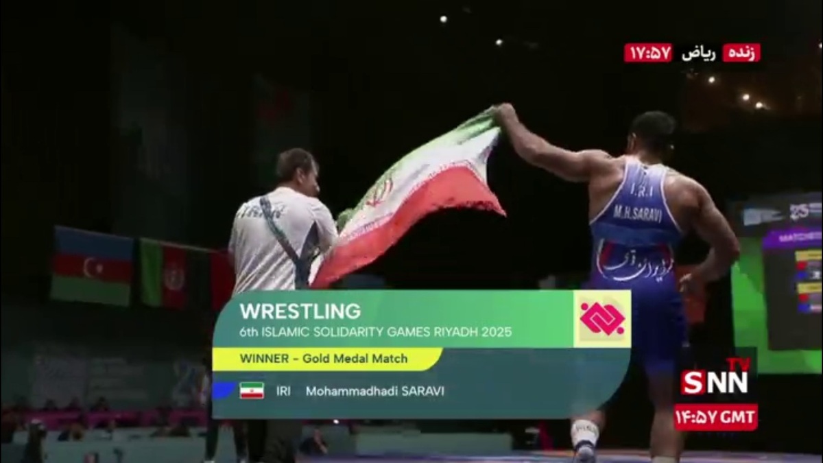 دور افتخار محمد هادی ساروی با پرچم ایران