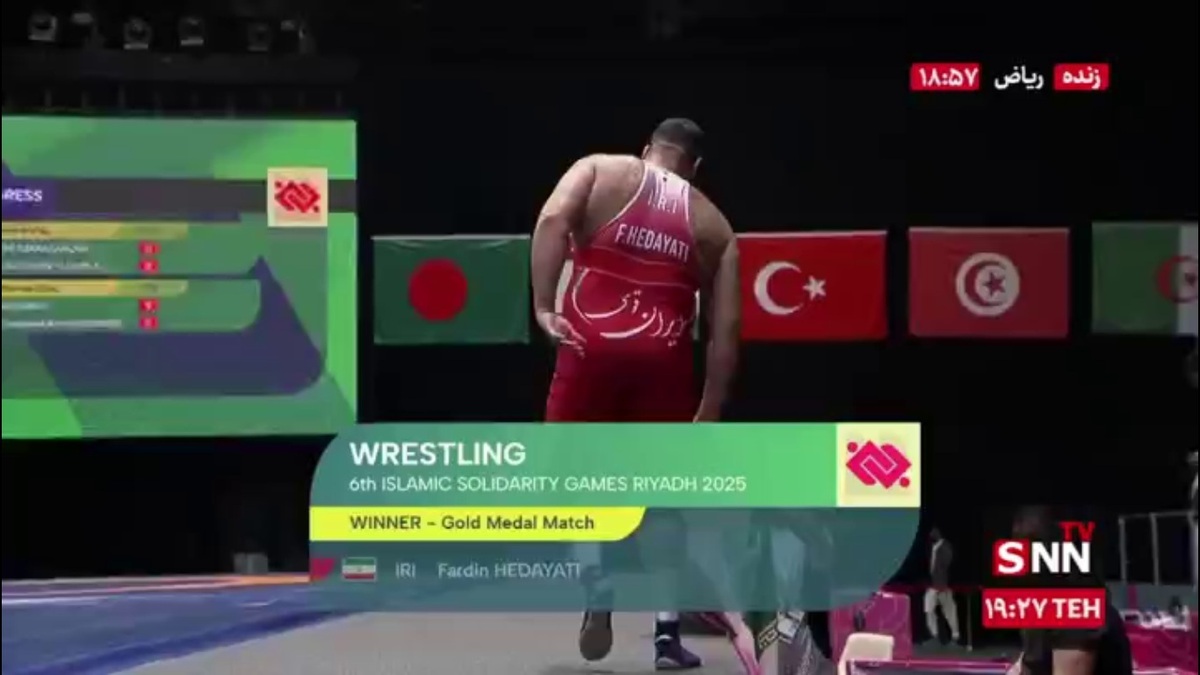 دور افتخار هدایتی با پرچم ایران پس از کسب مدال طلا