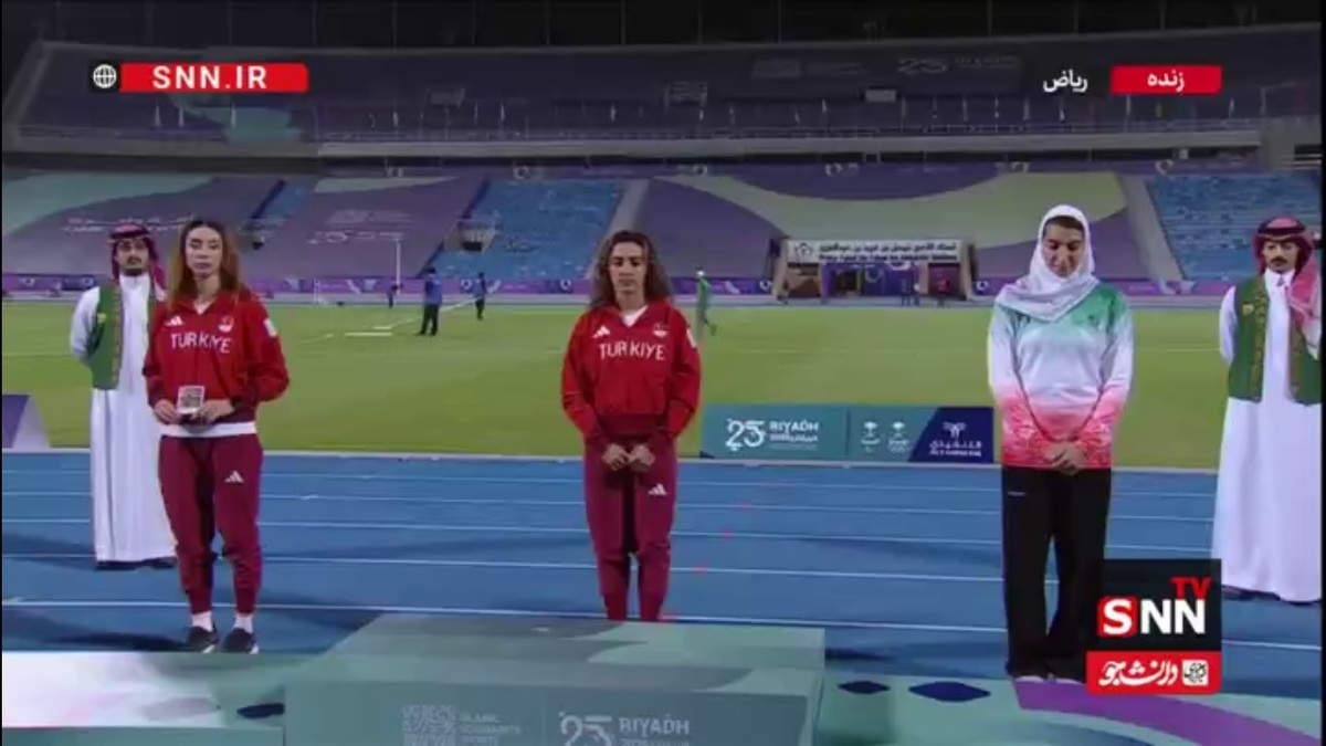 لحظه اهدای مدال برنز به میرزاطبیبی