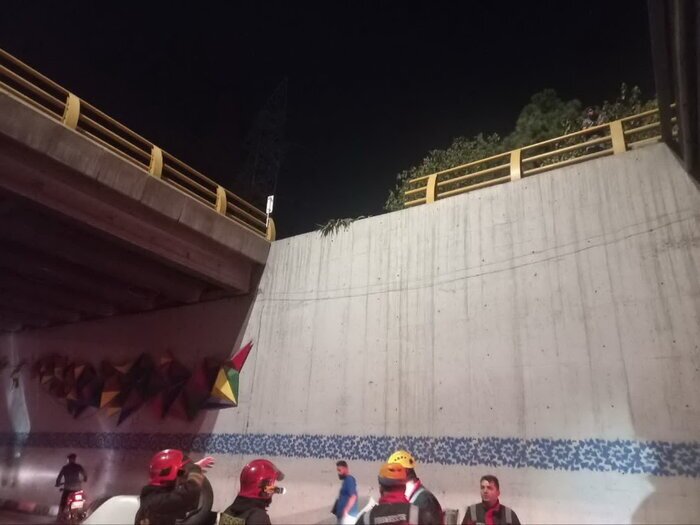 سقوط تیبا از پل عباسپور مشهد بر روی یک موتور سوار/یک کشته و ۵ مصدوم