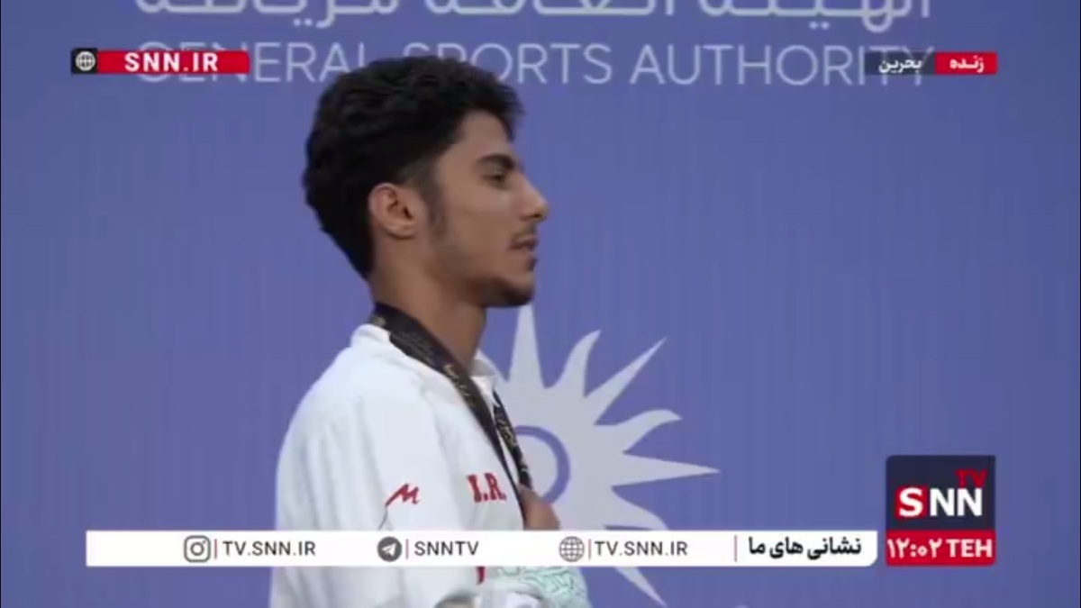 احترام نظامی امیر محمد حاتمیان به پرچم ایران روی سکوی قهرمانی آسیا