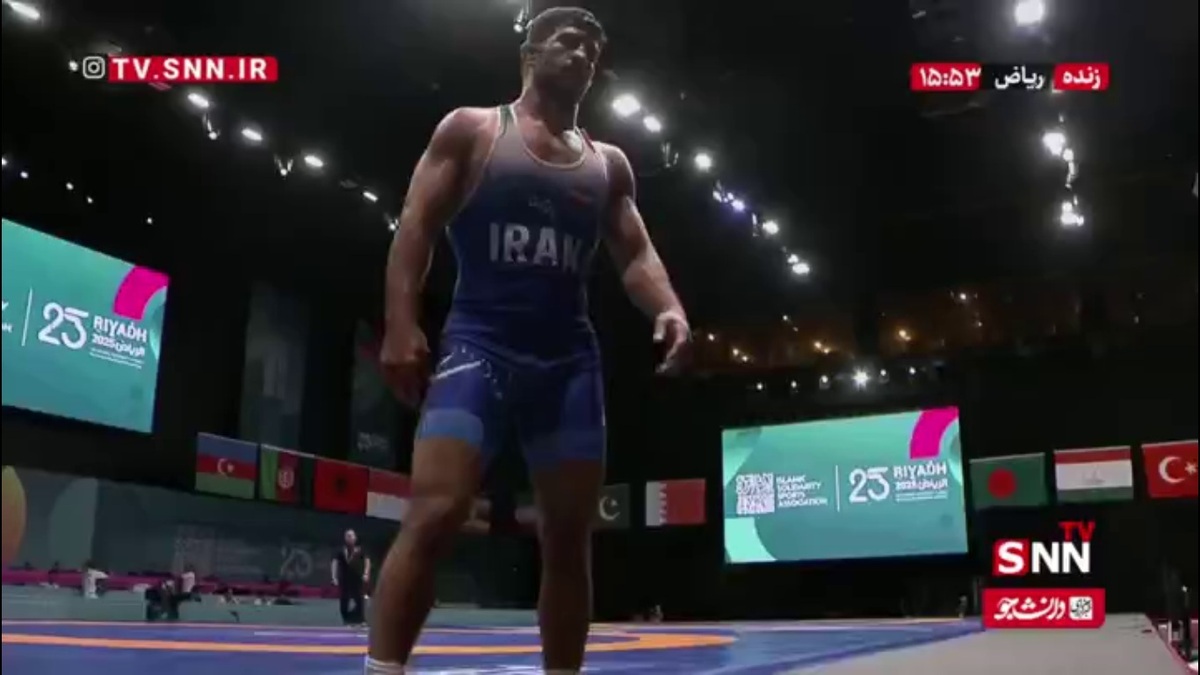 دور افتخار یونس امامی با پرچم ایران