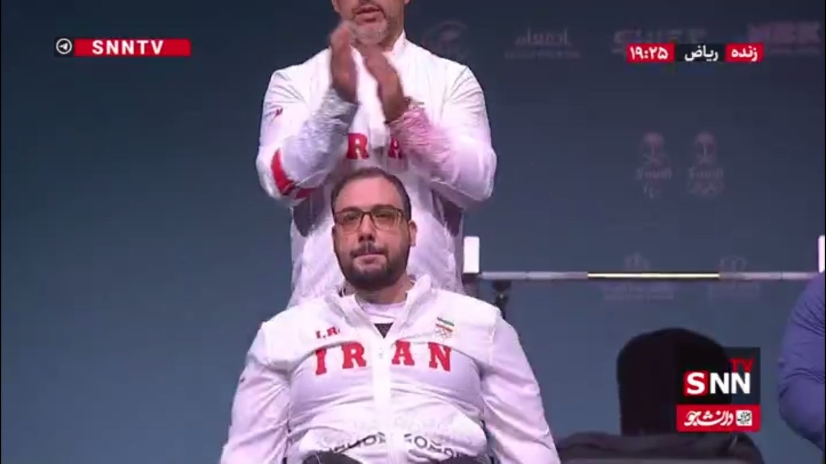 امضای طلایی روح الله رستمی روی تخته ریاض