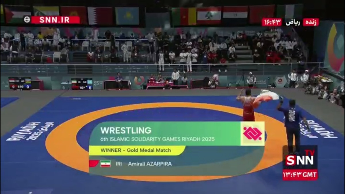 دور افتخار امیر علی آذرپیرا با پرچم مقدس ایران