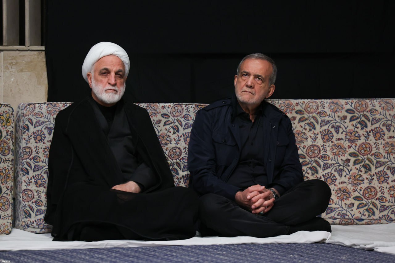 اولین شب مراسم عزاداری شهادت حضرت زهرا(س) با حضور رهبر انقلاب + فیلم