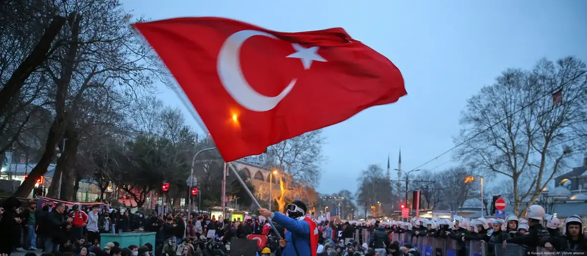 تجمع اعتراضی مقابل ساختمان دادگاه شهردار معزول استانبول