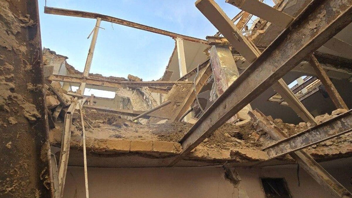 آوار شدن یک ساختمان قدیمی در خیابان جمهوری