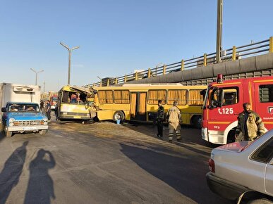 تصادف دو دستگاه اتوبوس در جاده مخصوص با ۲۶ مصدوم + عکس