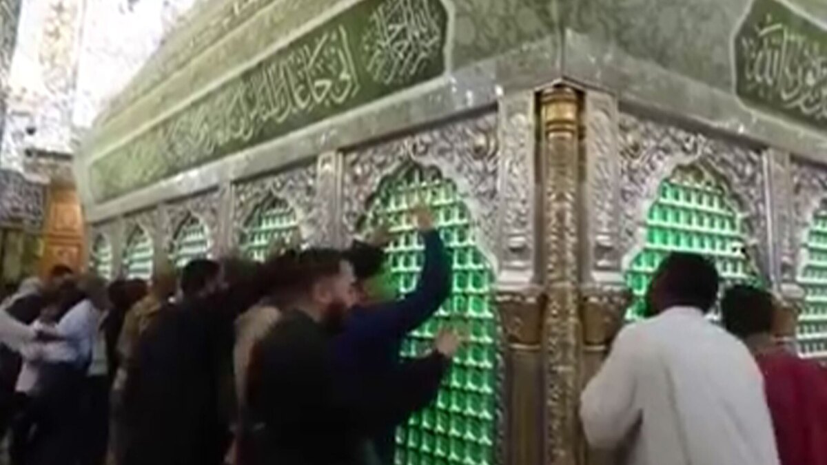 گل‌آرایی ضریح امیرالمومنین (ع) به‌مناسبت ولادت حضرت زینب (س)