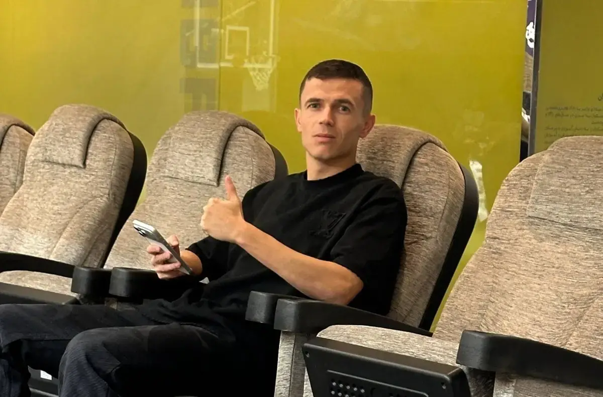 تشویق ویژه یاسر آسانی در حاشیه بازی تیم بسکتبال استقلال