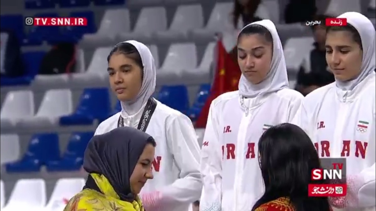 اهدای مدال نقره به تیم دختران بسکتبال ۳ نفره ایران در بازیهای آسیایی جوانان بحرین ۲۰۲۵