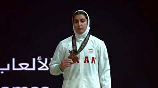 لحظه اهدای مدال برنز به زهرا حسینی نماینده وزنه برداری کشورمان در دسته ۶۹ کیلوگرم