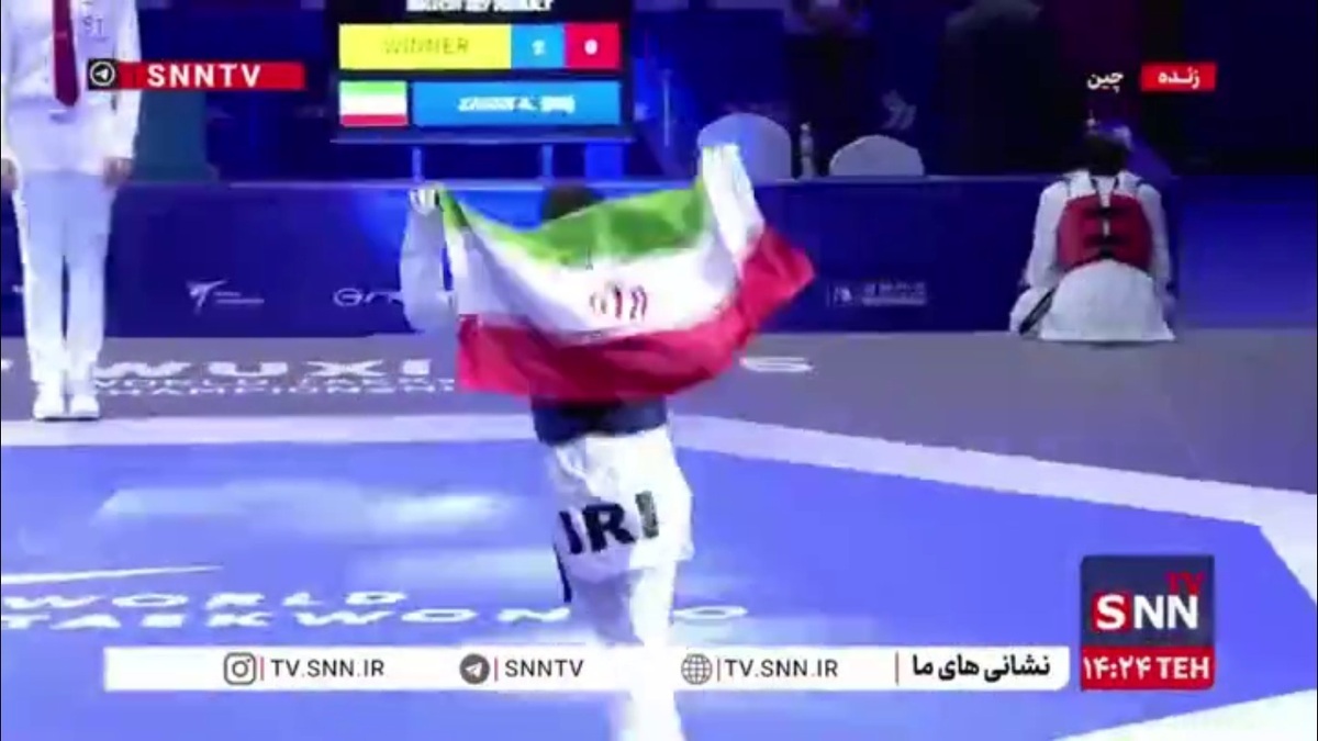 دور افتخار زندی با پرچم ایران و سجده شکر پس از کسب مدال طلا در رقابت&zwnj;های تکواندوی قهرمانی جهان