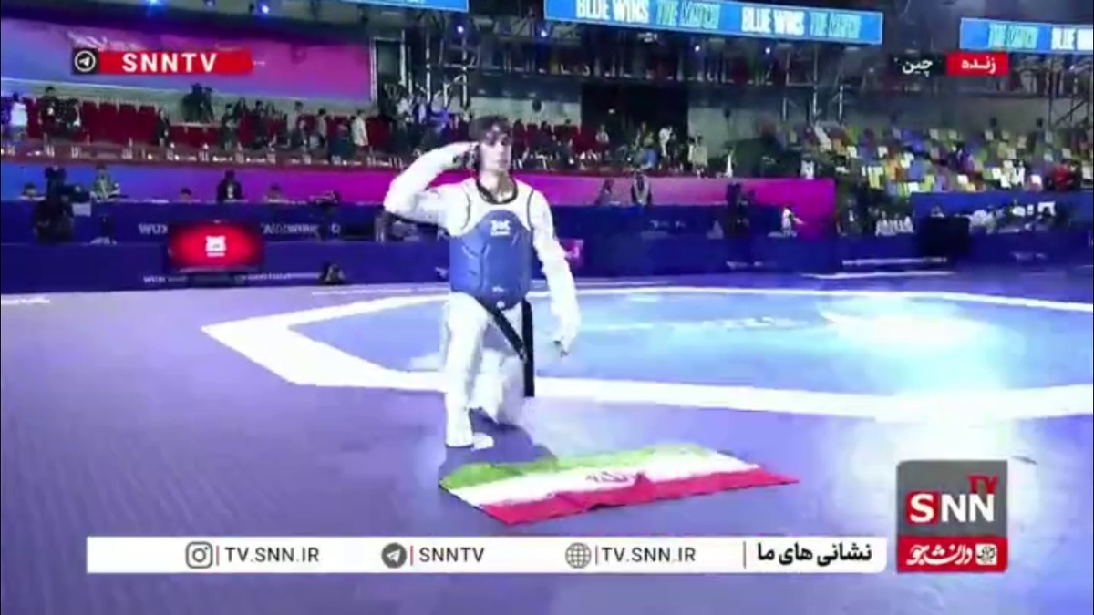 احترام نظامی زندی در برابر پرچم ایران پس از کسب مدال طلا