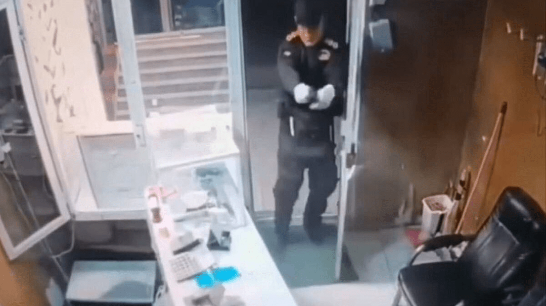 فیلم سرقت طلافروشی قدیمی و سارق دستگیر شده است