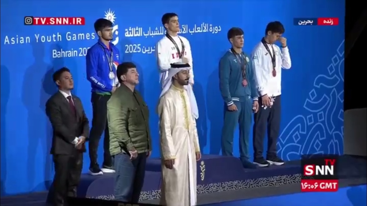 اهدای مدال در وزن 65 کیلوگرم رقابت‌های کشتی آزاد بازیهای آسیایی جوانان بحرین