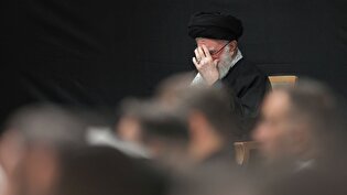 پنجره متفاوتی به اولین شب مراسم عزاداری ایام شهادت حضرت فاطمةالزهرا سلام‌الله‌علی‌ها با حضور اقشار مختلف مردم و رهبر انقلاب اسلامی در حسینیه امام خمینی رحمةالله‌علیه