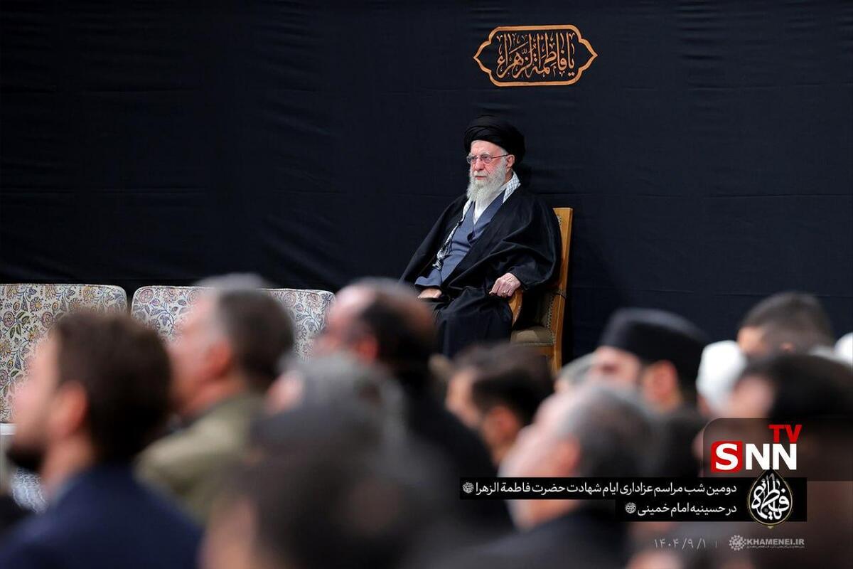 لحظه ورود رهبر معظم انقلاب به دومین شب مراسم عزاداری حضرت زهرا(س) + فیلم