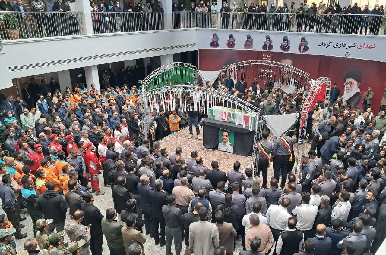 پیکر آتش نشان فداکار کرمانی تشییع شد