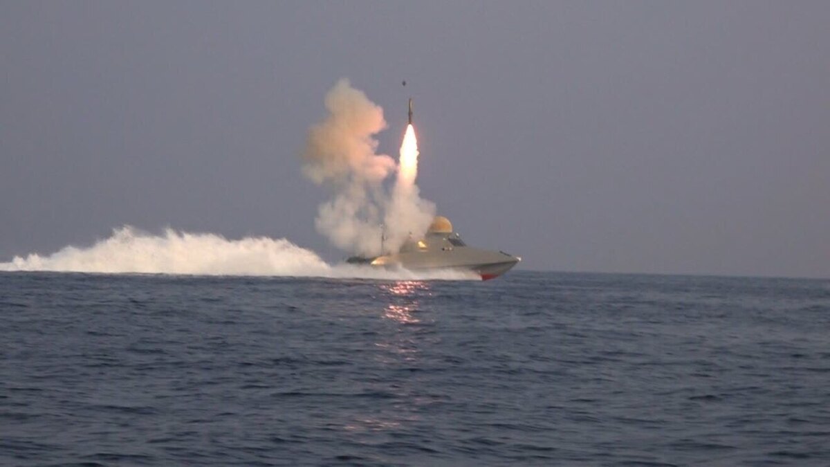 آغاز مرحله دوم رزمایش اقتدار نیروی دریایی سپاه/ شلیک انبوهی از موشک‌ها