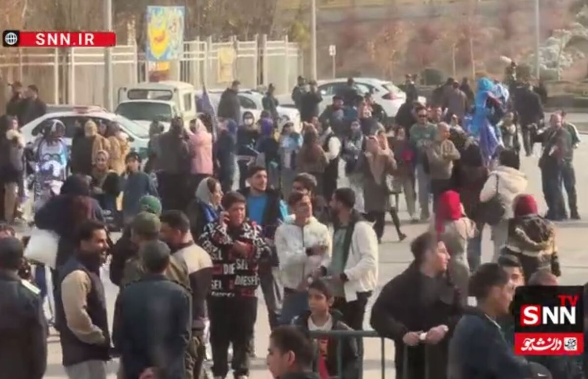 حال و هوای اطراف ورزشگاه امام خمینی اراک پیش از دربی ۱۰۶