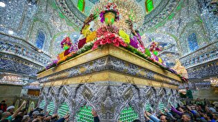 گل‌آرایی ضریح مطهر امام حسین (ع) همزمان با فرارسیدن میلاد حضرت زهرا (س)