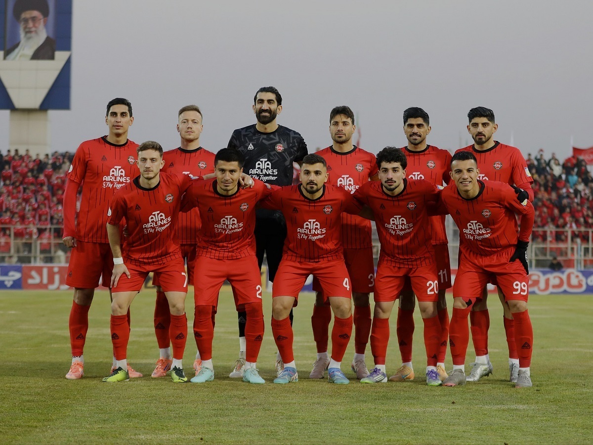 ترکیب تراکتور مقابل ذوب آهن