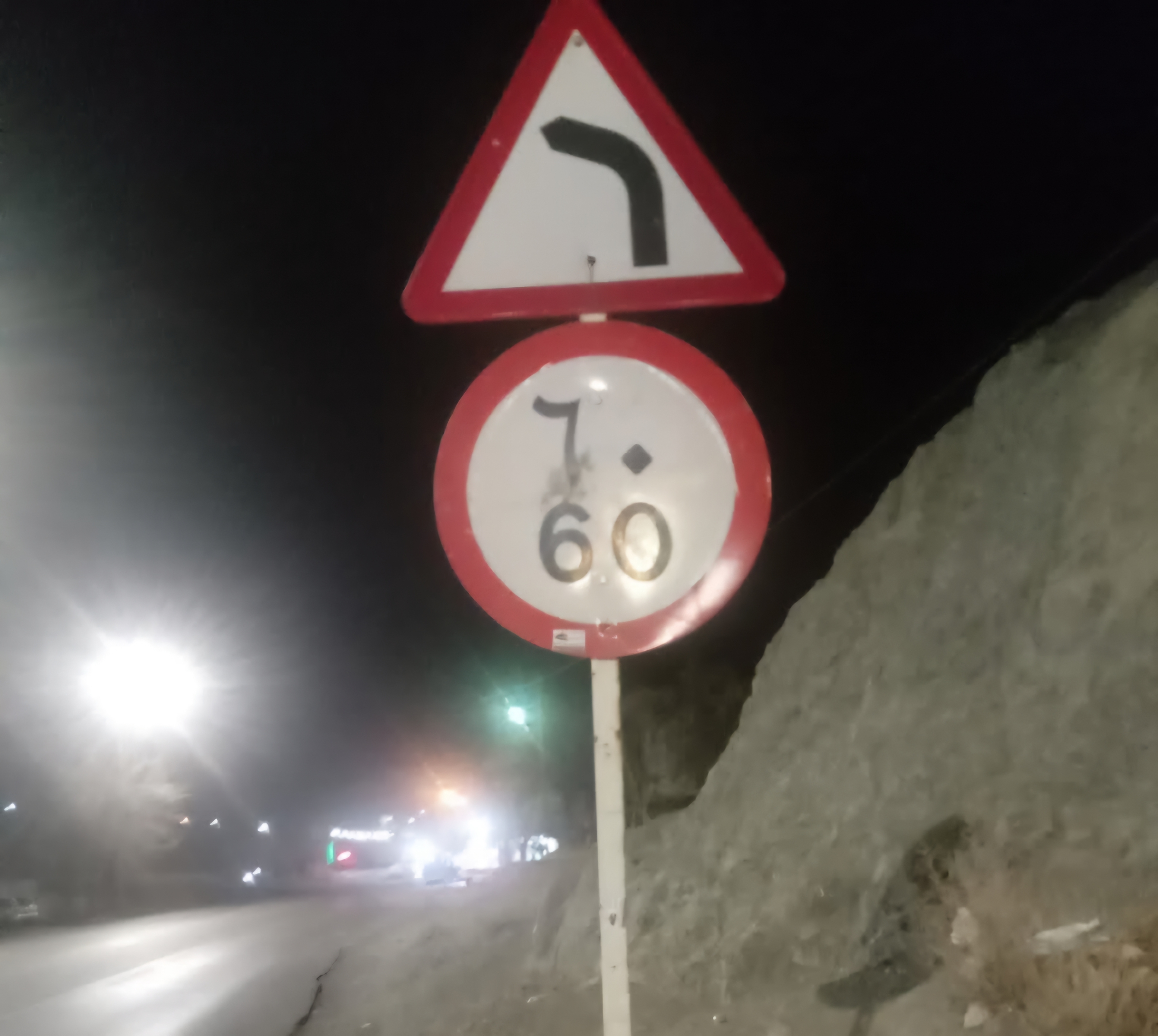 جمع‌آوری بیش از ۲۰ بنر غیرمجاز از تابلوها و علائم جاده‌ای سامان