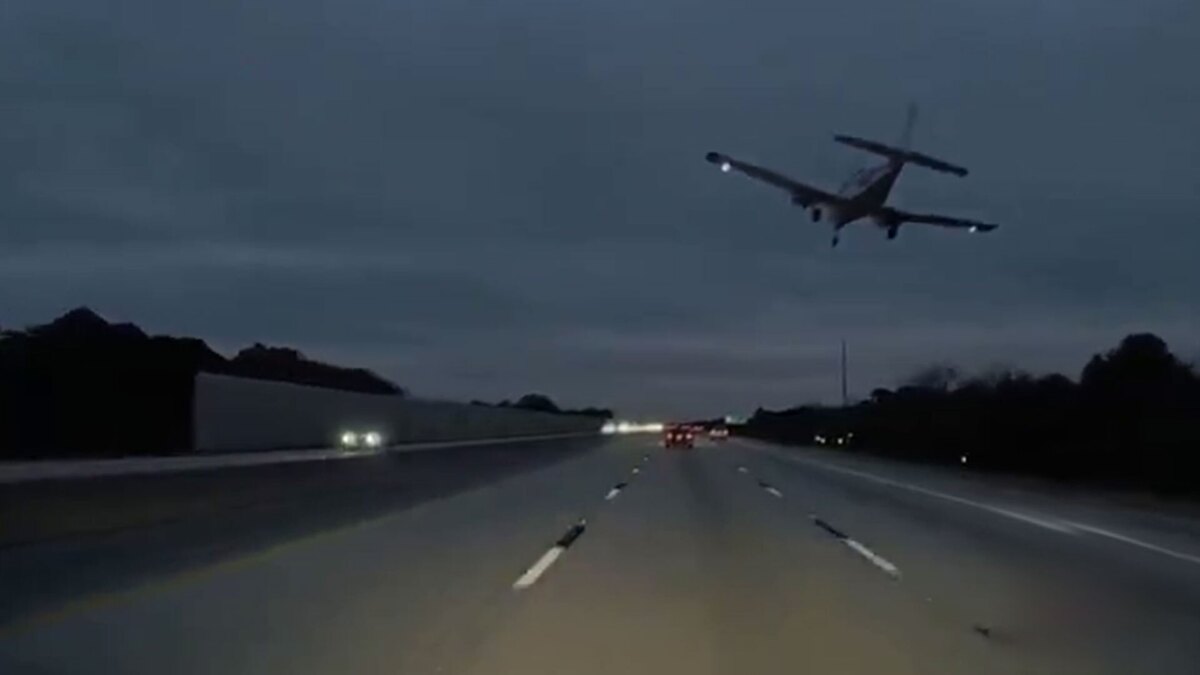 سقوط هواپیمای کوچک روی خودرو در فلوریدا آمریکا!