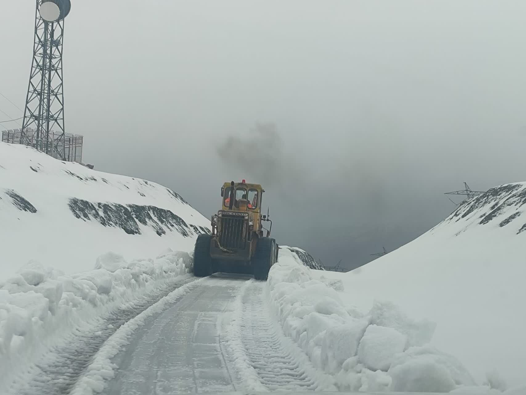 بارش برف در محور های چهارمحال و بختیاری + فیلم