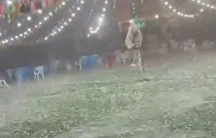 بارش شدید تگرگ در روستای طلحه دشتستان، مراسم عروسی را لغو کرد