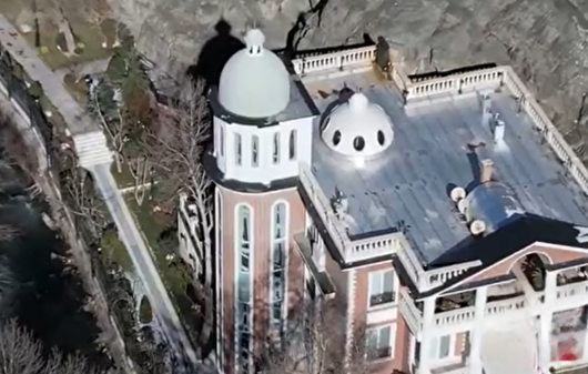 اَبَر ویلای شخص ذی‌نفوذ در حاشیه رود کرج تخریب شد