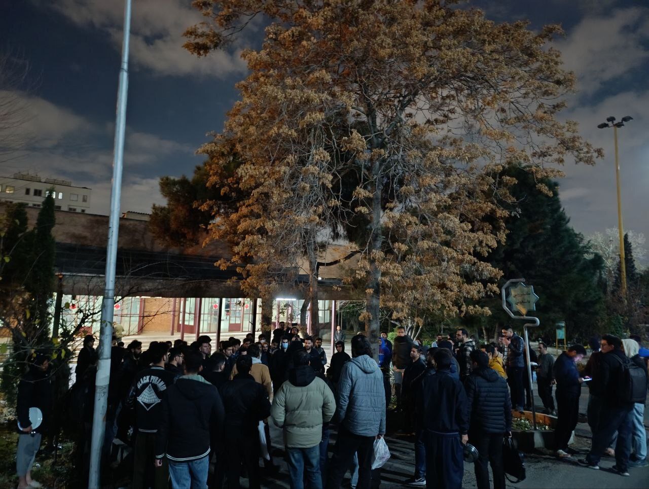 ماجرای تجمع شبانه دانشجویان در کوی دانشگاه تهران چه بود؟ / از مشکلات غذا و سلف تا حذف خوابگاه دانشجویان سنواتی