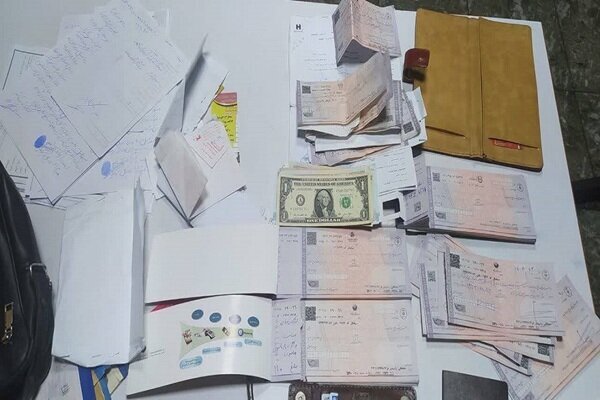 کشف بسته حاوی پول و ارز در مترو تهران