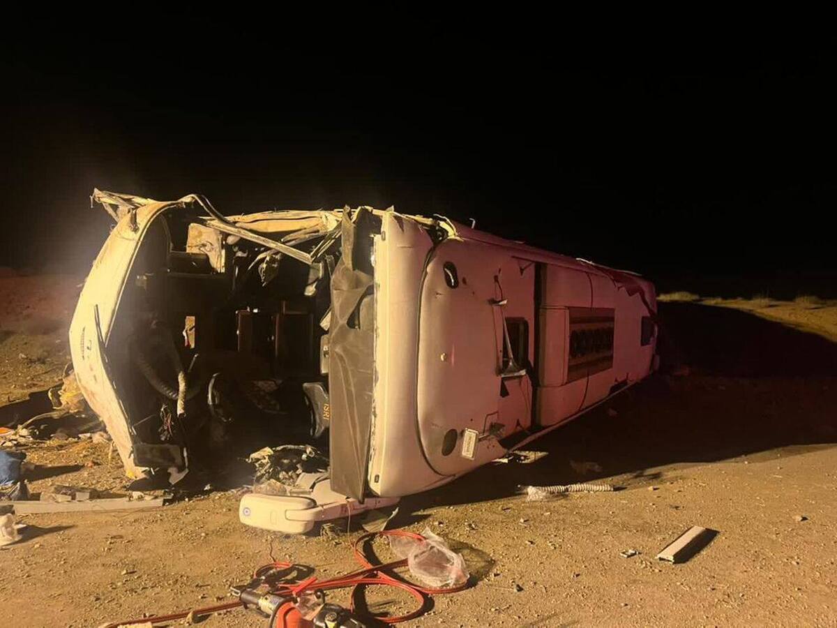 واژگونی اتوبوس در محور نطنز_اصفهان با ۱۳ کشته و ۱۱ مصدوم+فیلم و عکس