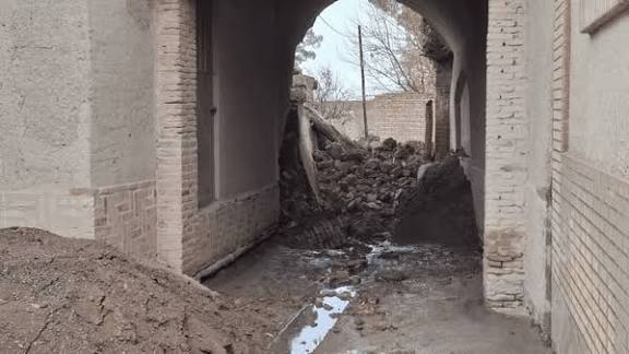 فروریختن بخشی از دروازه تاریخی نایین