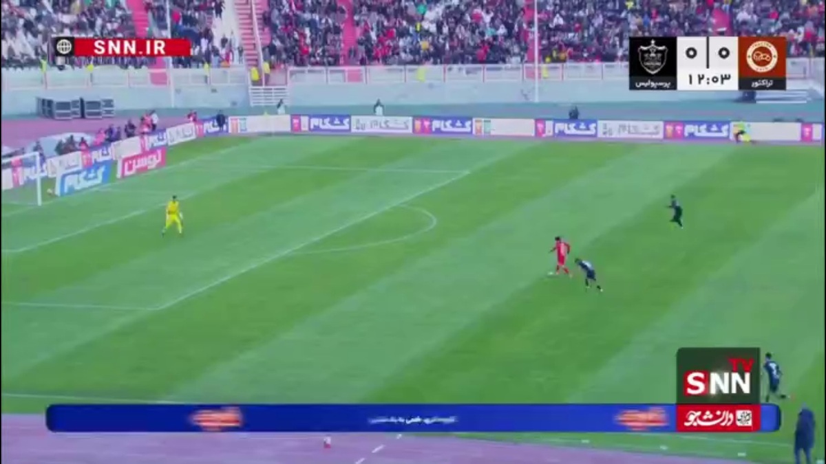 روی اشتباه مدافعان پرسپولیس، هاشم نژاد در موقعیت تک به تک صاحب توپ شد و پیام نیازمند دروازه را نجات داد