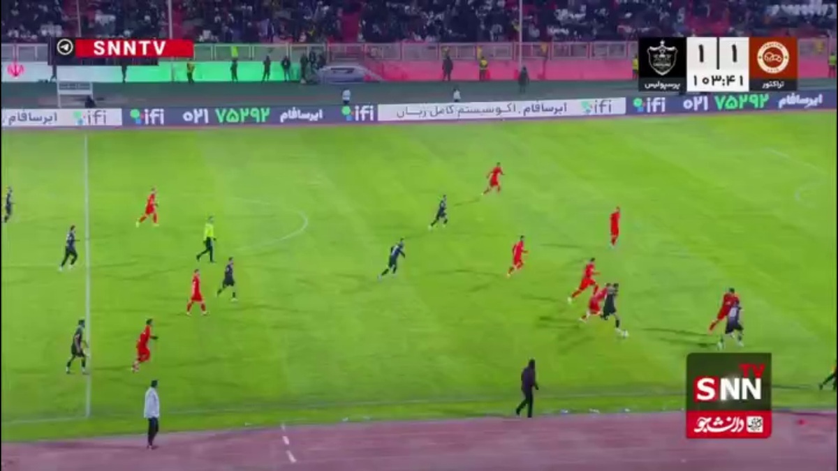 روی حرکت امین کاظمیان پشت دفاع تراکتور، محمد نادری مجبور به خطا شد و داور او را با کارت قرمز جریمه کرد