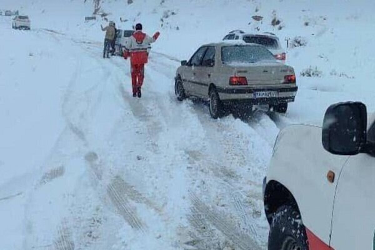 ۲۲ خودرو گرفتار در برف و کولاک در کاشان نجات یافتند؛ محور کامو مسدود شد