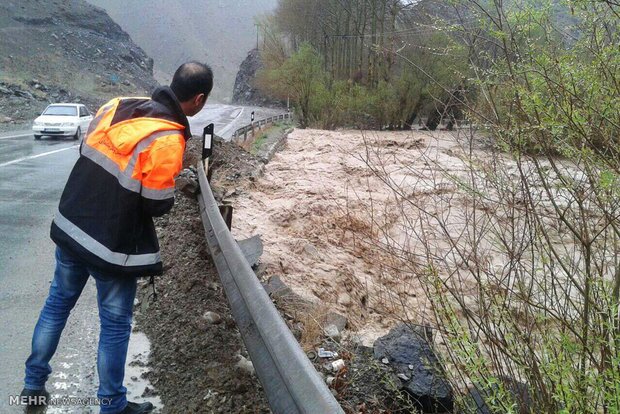 مسدود شدن ٢ جاده ارتباطی قلعهگنج در پی طغیان رودخانهها