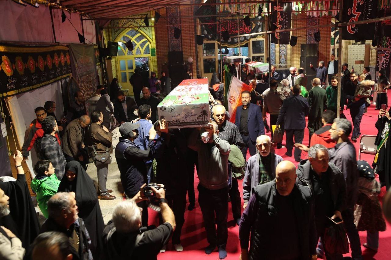 وداع مردم تهران با پیکرهای ۱۰۰ شهید گمنام در موزه ملی انقلاب اسلامی و دفاع مقدس