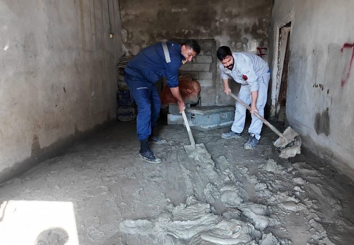 امدادرسانی نیروی دریایی ارتش به سیل‌زدگان بندر جاسک