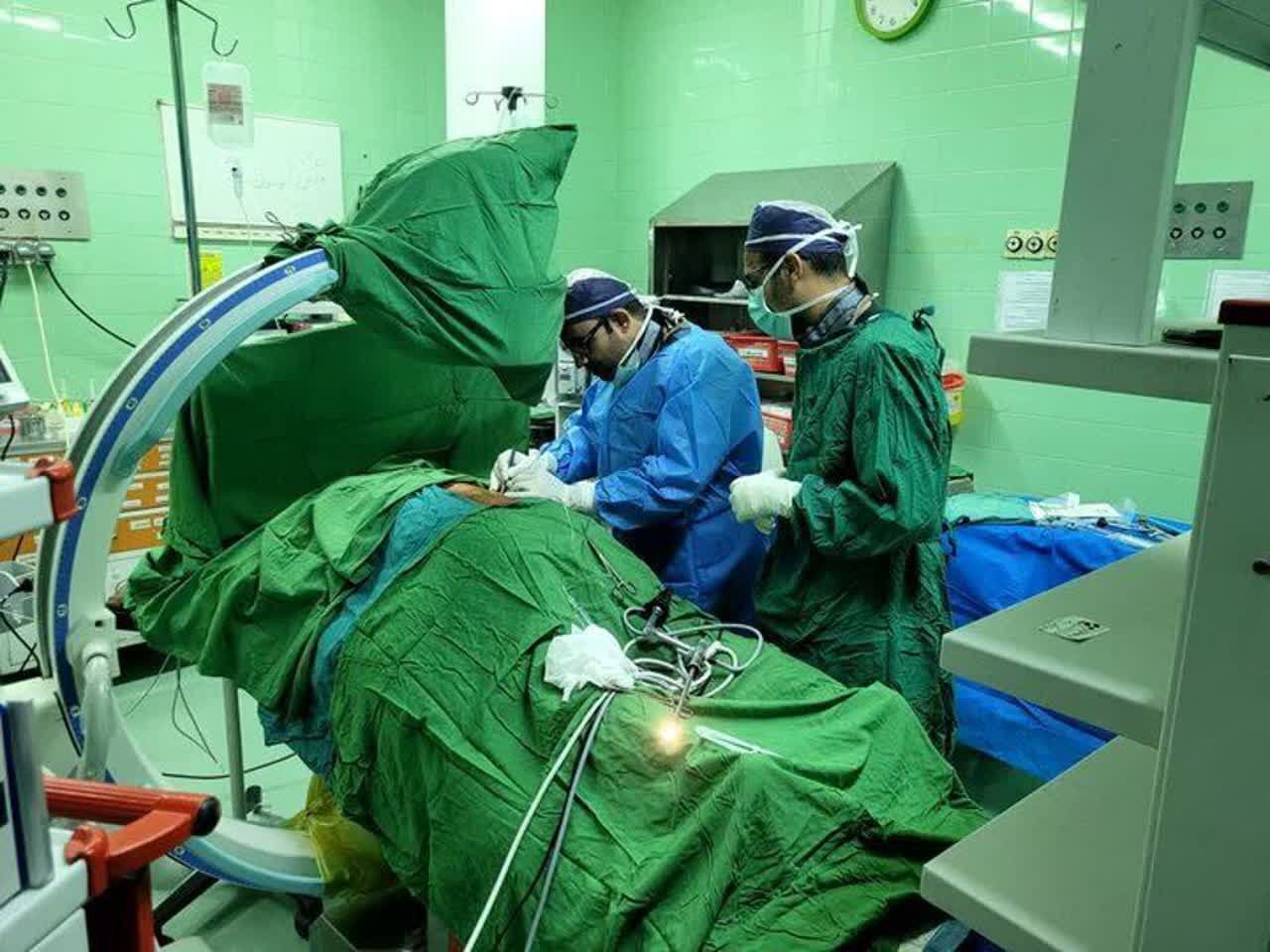 عمل جراحی نادر در کاشان / خارج کردن توده بزرگ مو از معده دختر ۱۱ ساله