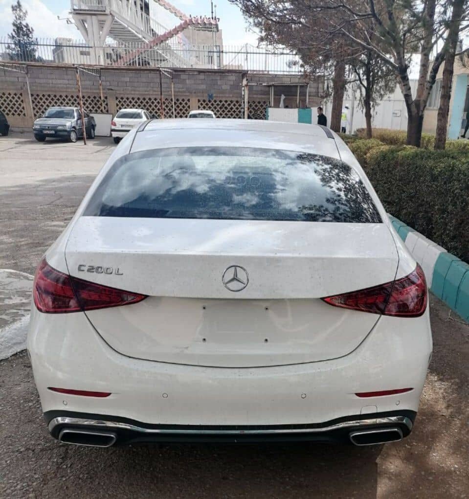 یک خودروی ۱۵ میلیاردی به دلیل نداشتن پلاک توقیف شد