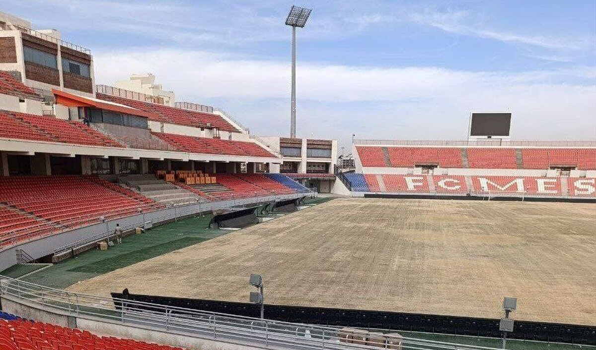 استاندارد زیر سؤال؛ کیفیت بحث‌برانگیز چمن ورزشگاه مس کرمان